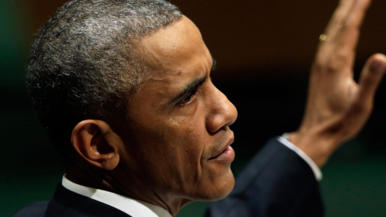 US-Präsident Barack Obama im Profil, die linke Hand erhoben, vor der UNO-Vollversammlung.