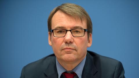 Herbert Brücker, Professor am Nürnberger Institut für Arbeitsmarkt- und Berufsforschung (IAB), stellt am 17.10.2014 auf einer Pressekonferenz in Berlin Ergebnisse einer Studie «Leben, lernen, arbeiten - wie geht es Migranten in Deutschland?» zur Arbeitsmarktintegration und Bildung von Migranten in Deutschland vor. Foto: Tim Brakemeier/dpa | Verwendung weltweit
