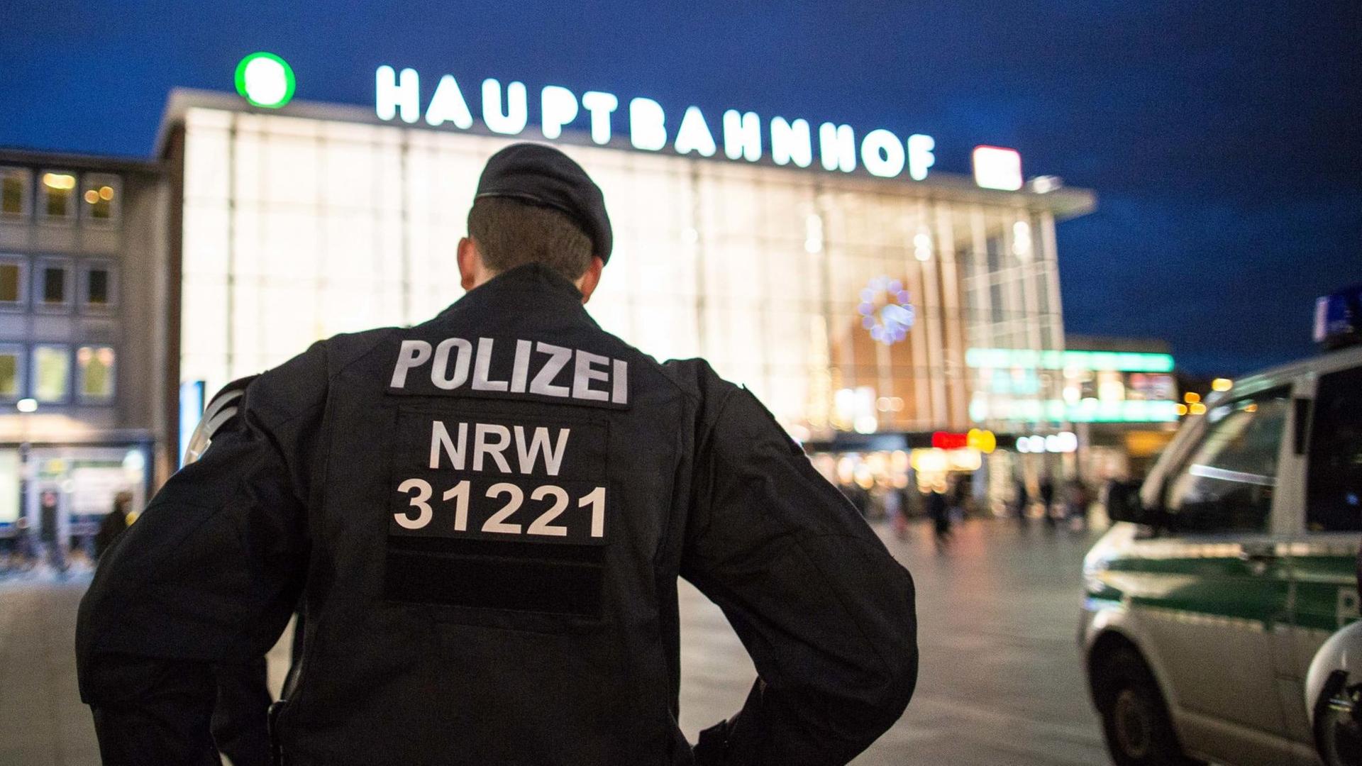 Ein Polizist steht am 06.01.2016 in Köln (Nordrhein-Westfalen) vor dem Hauptbahnhof. Nach den sexuellen Übergriffen auf Frauen in der Silvesternacht verstärkt die Polizei die Präsenz am Hauptbahnhof.