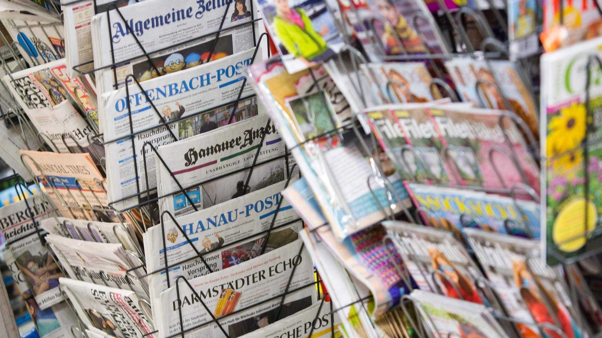 Tageszeitungen stecken in Frankfurt am Main an einem Zeitungsstand.