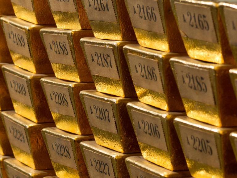 Die undatierte Aufnahme zeigt Goldbarren der Deutschen Bundesbank in Frankfurt am Main (Hessen).