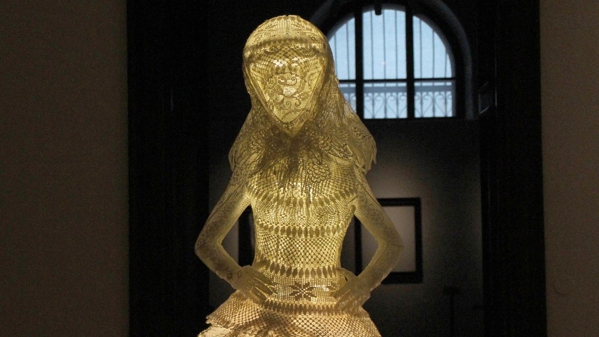 Eine Puppe mit Kleid und Kopftuch steht in der Ausstellung "Verhüllt, enthüllt! Das Kopftuch" zur Kulturgeschichte des Kopftuchs im Weltmuseum Wien.