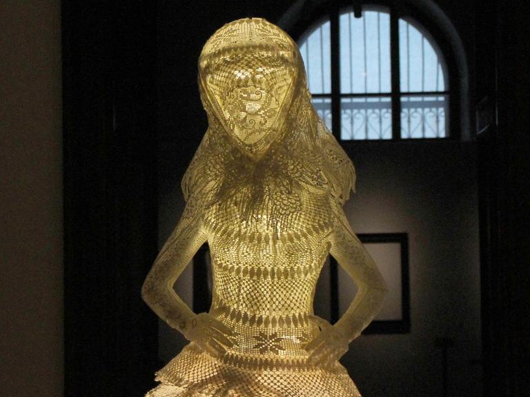 Eine Puppe mit Kleid und Kopftuch steht in der Ausstellung "Verhüllt, enthüllt! Das Kopftuch" zur Kulturgeschichte des Kopftuchs im Weltmuseum Wien.
