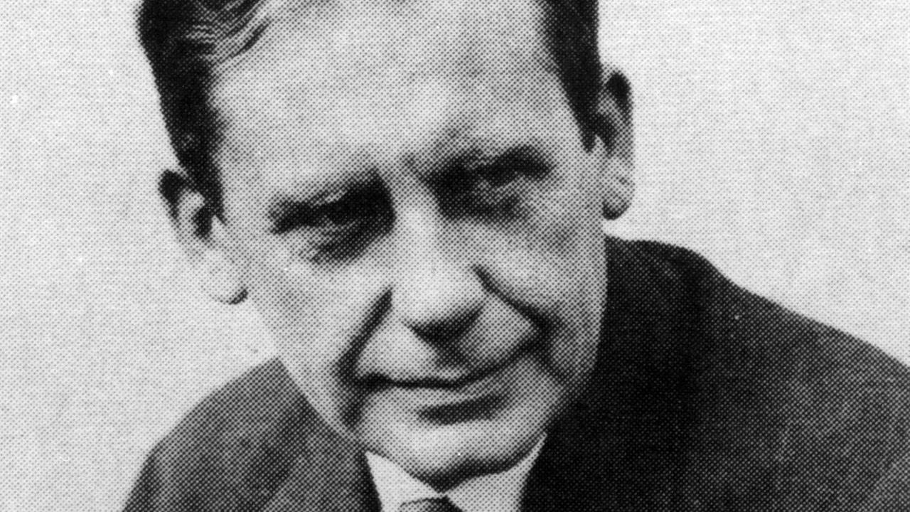 Ein Schwarz-Weiß-Porträt des Architekten Walter Gropius.
