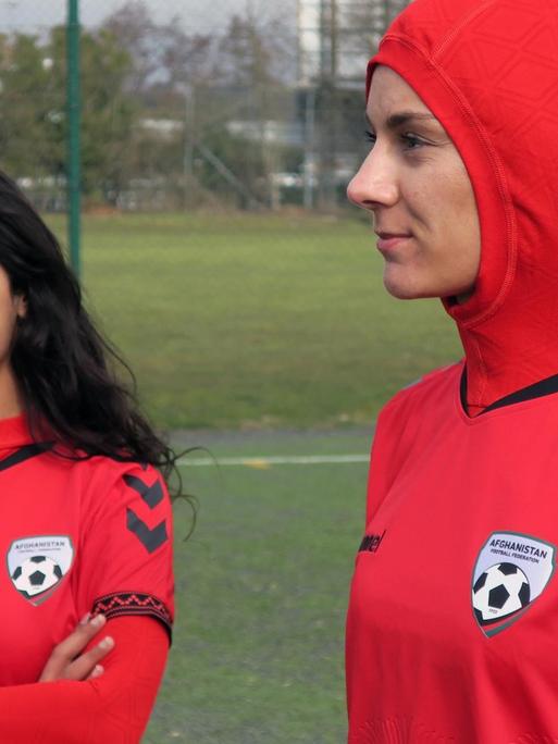 Shabnam Mabarz (r.) und Khalida Popal, Mitglieder der afghanischen Frauen-Nationalmannschaft.