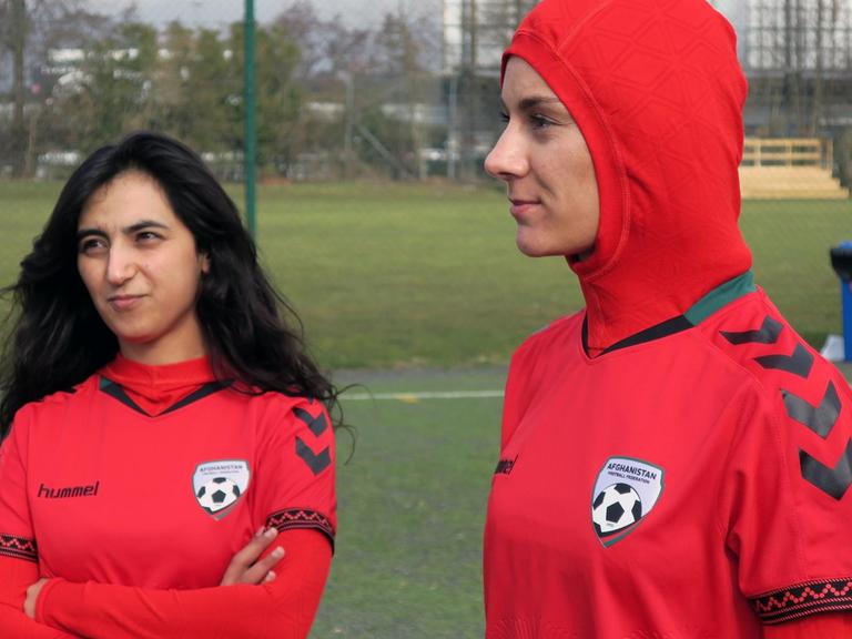 Shabnam Mabarz (r.) und Khalida Popal, Mitglieder der afghanischen Frauen-Nationalmannschaft.