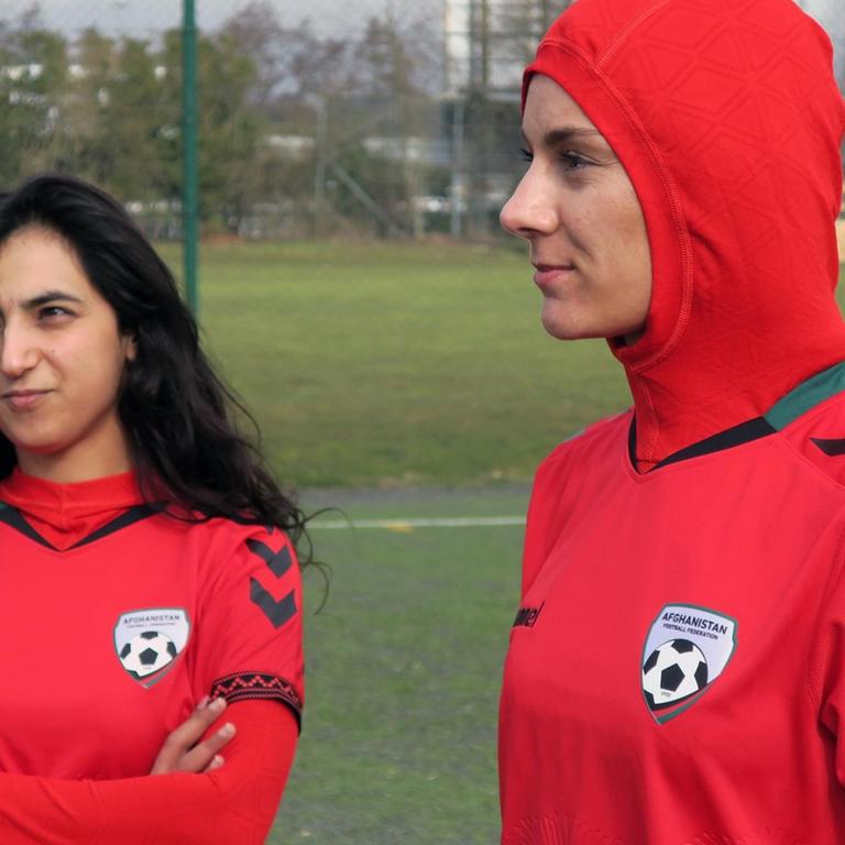 Shabnam Mabarz (r.) und Khalida Popal, Mitglieder der afghanischen Frauen-Nationalmannschaft. 