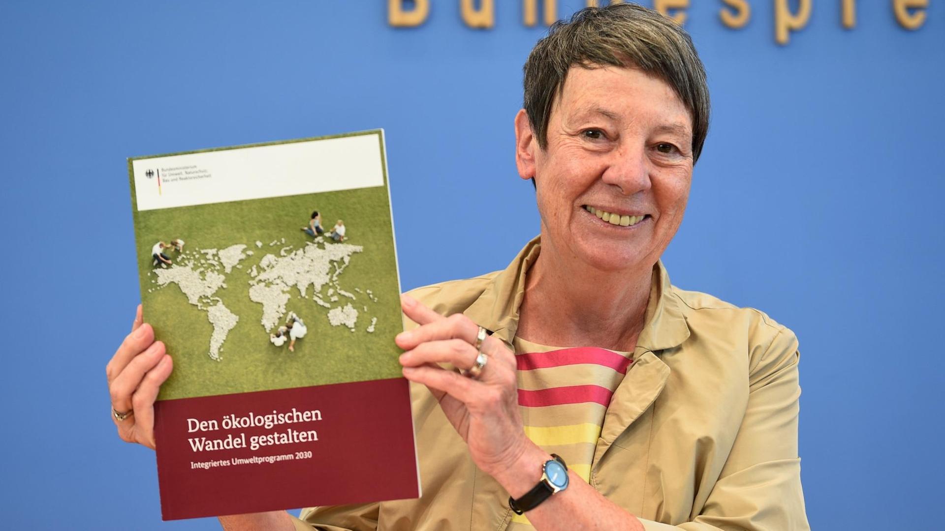 Barbara Hendricks präsentiert das "Integrierte Umweltprogramm 2030".