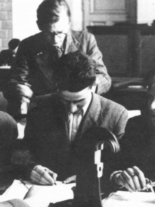 Zeichenunterricht in der Ingenieursschule "Wawelberg und Rotwand". Erster von rechts ist Jan Bytnar, genannt "Rudy", Pfadfinder und jugendlicher Widerstandskämpfer im besetzten Warschau, 1943 verstorben an den Folgen der Foltern während einer Inhaftierung durch die Gestapo, von seinen Freunden im März 1943 während der "Aktion vor dem Arsenal" befreit, Held des polnischen Widerstandsromans "Steine auf die Schanze"