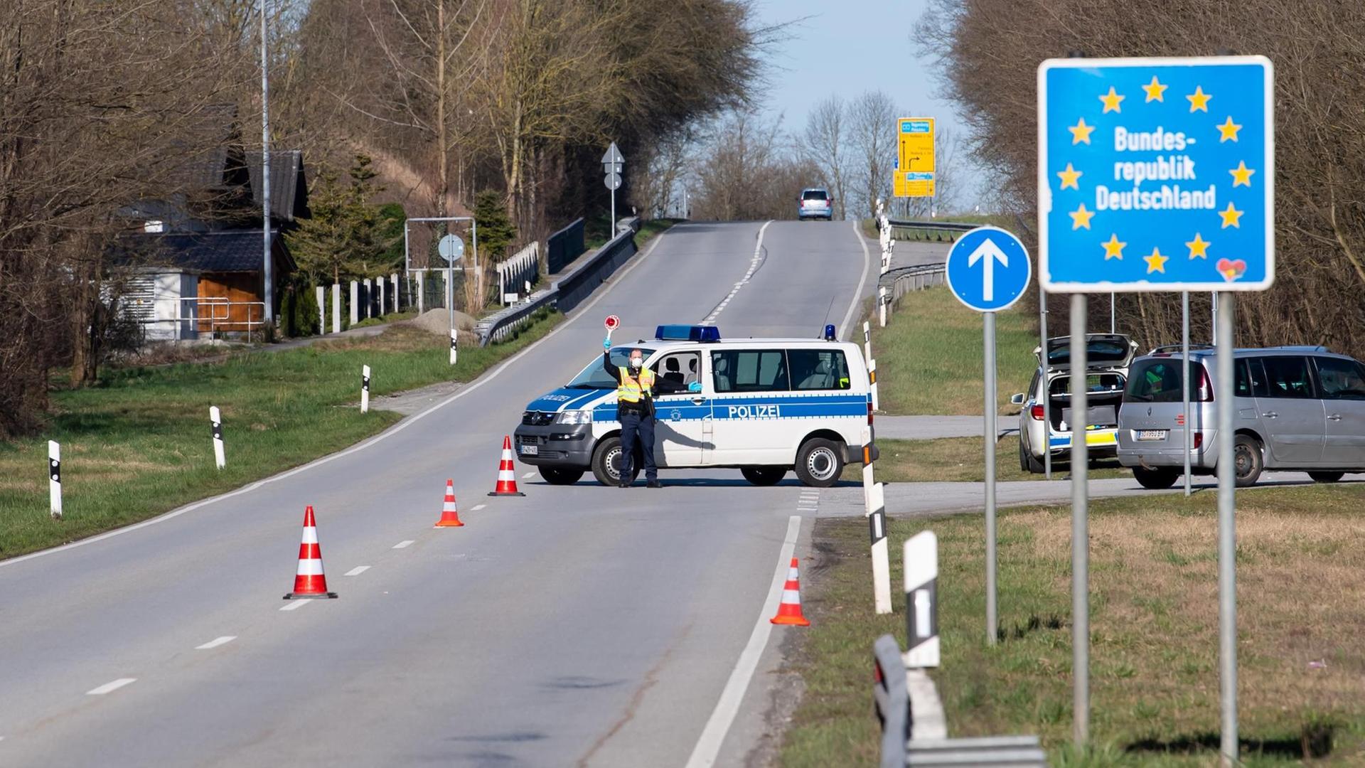 Neuhaus am Inn (Bayern): Kontrollen an der Grenze zu Österreich. Deutsche Polizisten stehen an der Bundesstraße 512.
