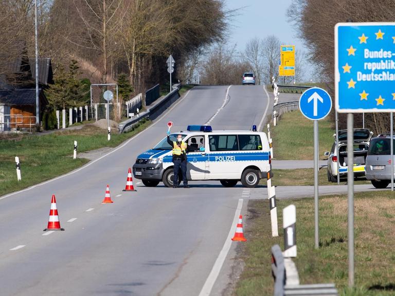 Neuhaus am Inn (Bayern): Kontrollen an der Grenze zu Österreich. Deutsche Polizisten stehen an der Bundesstraße 512.