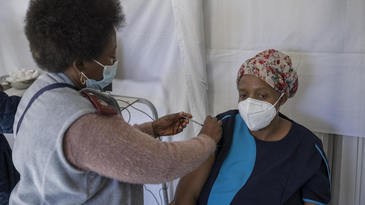 Eine Mitarbeiterin der Gesundheitsbehörde impft eine pflegebedürftige Person in einem Altenheim nahe Klerksdorp, Südafrika.