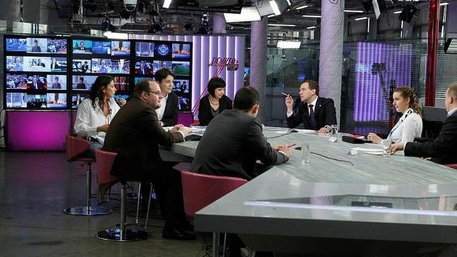 Der damalige russische Präsident Dmitri Medwedew im Studio von Doschd im April 2011