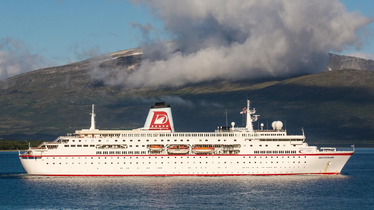 MS Traumschiff Deutschland in Nordnorwegen.