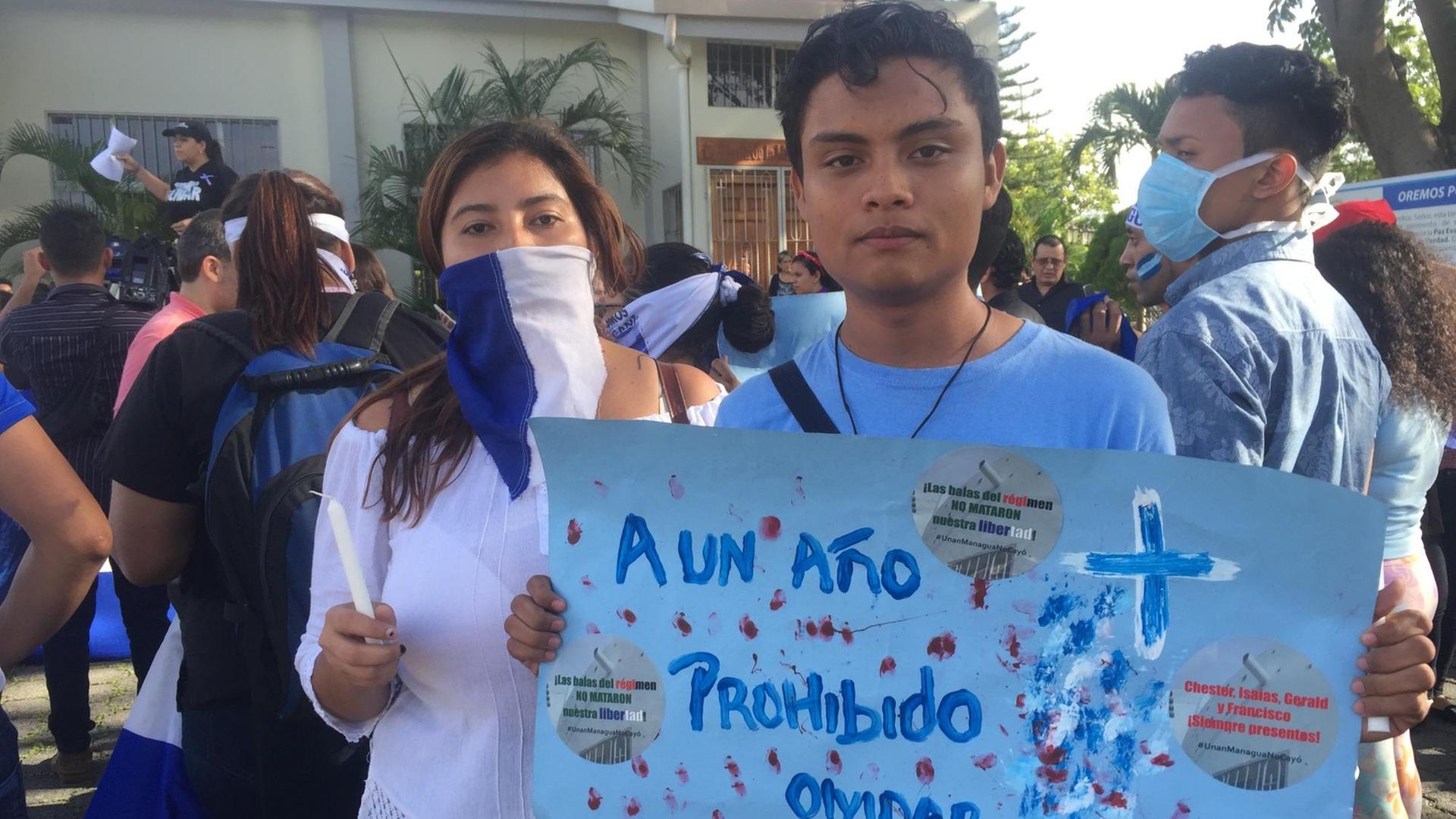 Zum Andenken der Studenten, die zum Opfer der Schüsse der Paramilitärs vor einem Jahr geworden sind, finden in der Kirche in Managua Trauergottesdienste statt.