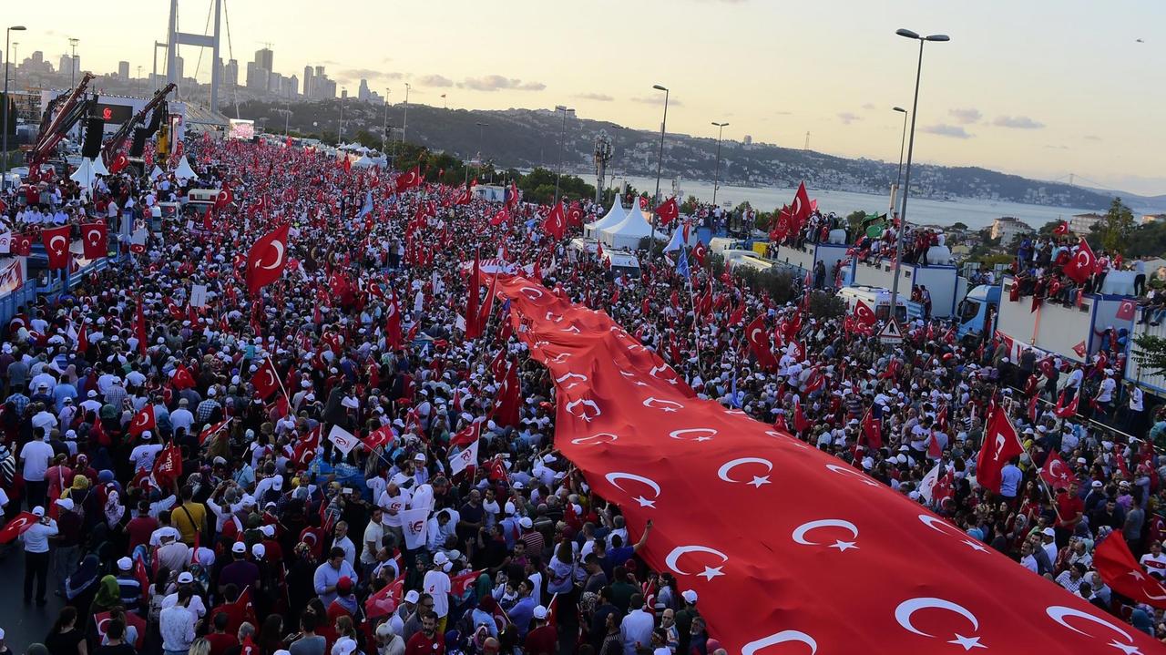In Istanbul erinnern zehntausende Menschen an den Putschversuch in der Türkei vor einem Jahr.