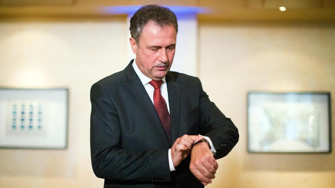 GDL-Chef Claus Weselsky schaut auf die Uhr.