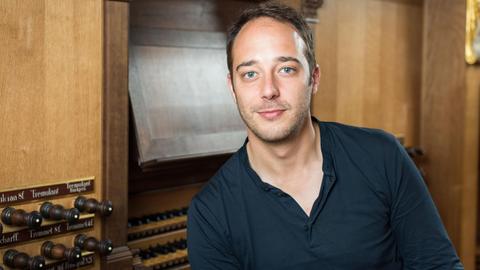 Der Organist Gerhard Löffler sitz vor dem Spieltisch der Schnitger-Orgel in der Kirche St. Peter und Paul.