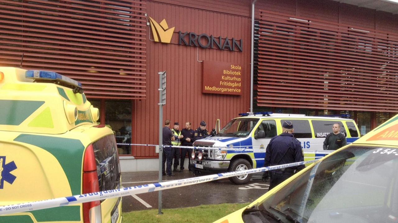 Polizisten und Krankenwagen stehen vor der Kronan-Schule in Trollhättan