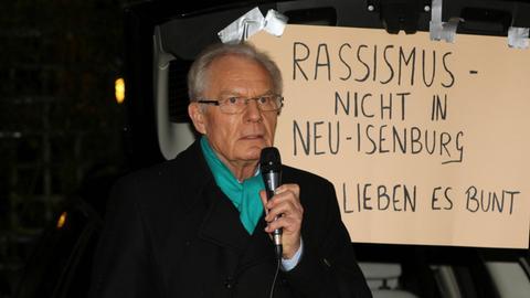 Herbert Hunkel, Bürgermeister von Neu-Isenburg, bei einer Mahnwache nach Schüssen auf ein Asylbewerberheim in Dreieich.
