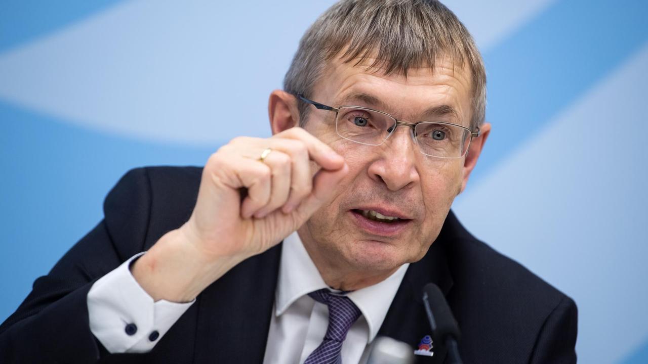 09.03.2020, Berlin: Klaus Cichutek, Präsident des Paul-Ehrlich-Instituts, äußert sich bei einer Pressekonferenz im Bundesministerium für Bildung und Forschung zu Maßnahmen gegen die Ausbreitung des Coronavirus. Foto: Bernd von Jutrczenka/dpa | Verwendung weltweit