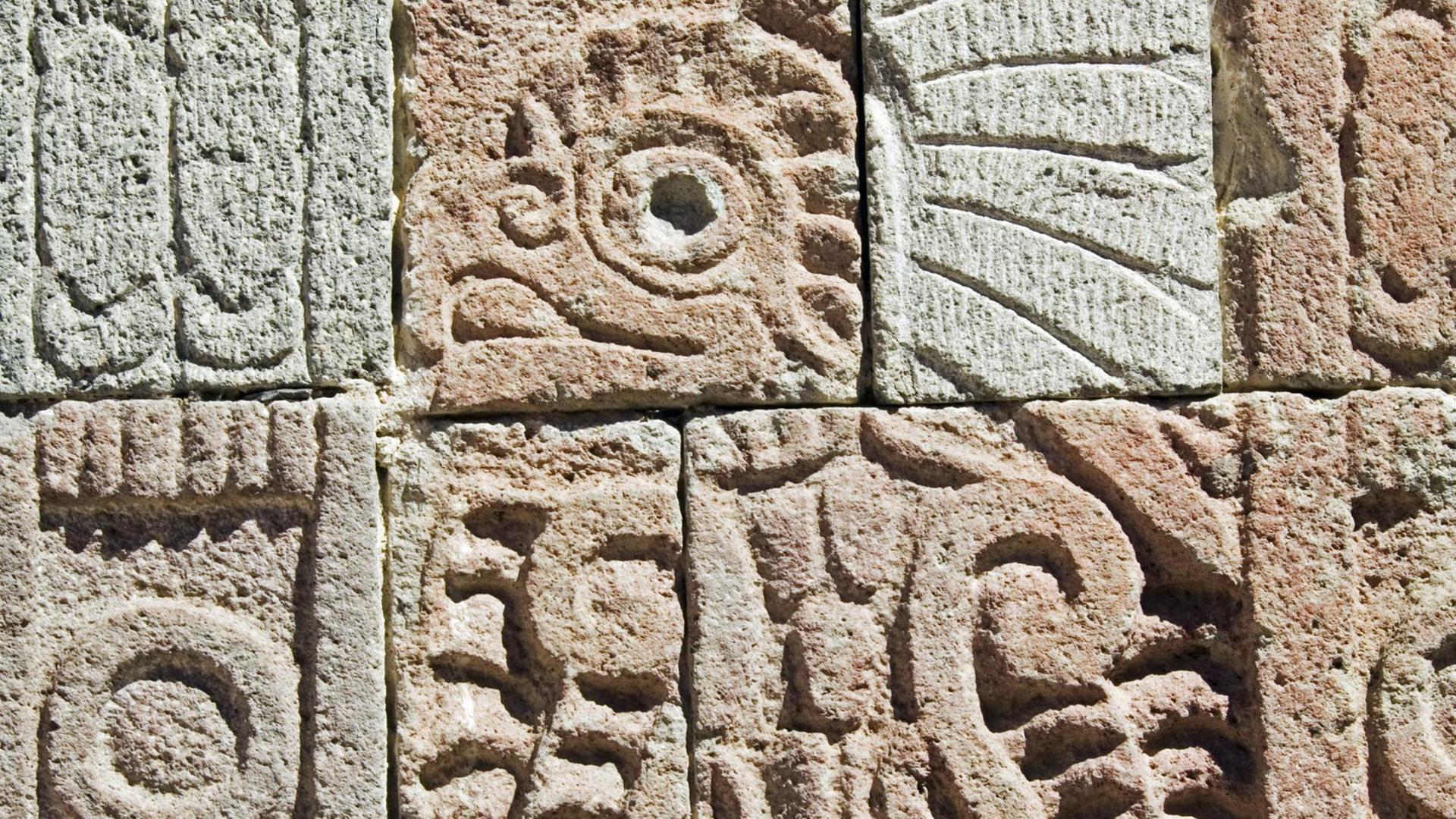 Ausschnitt aus einer Säule des Palasts des Quetzal-Schmetterlings der Bird, Palace of the Quetzal Butterfly, Teotihuacán, eine der bedeutendsten Ruinenstädt der Azteken im Norden Mexikos Ausschnitt aus einer Säule des Palasts des Quetzal-Schmetterlings der Bird, Palace of the Quetzal Butterfly, Teotihuacán, eine der bedeutendsten Ruinenstädt der Azteken im Norden Mexikos