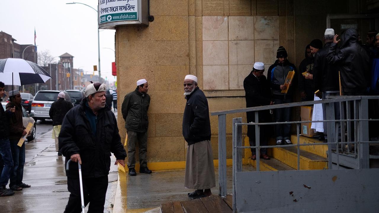 Muslime verlassen das Al-Islah Islamic Center Mosque in Hamtramck nach dem Freitagsgebet
