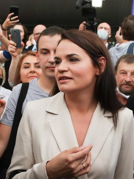 Swetlana Tichanowskaja kurz nach der Stimmabgabe am Sonntag.