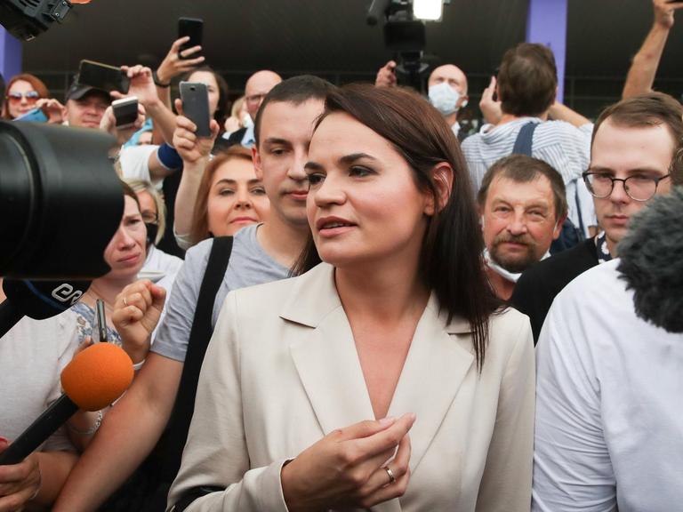 Swetlana Tichanowskaja kurz nach der Stimmabgabe am Sonntag.