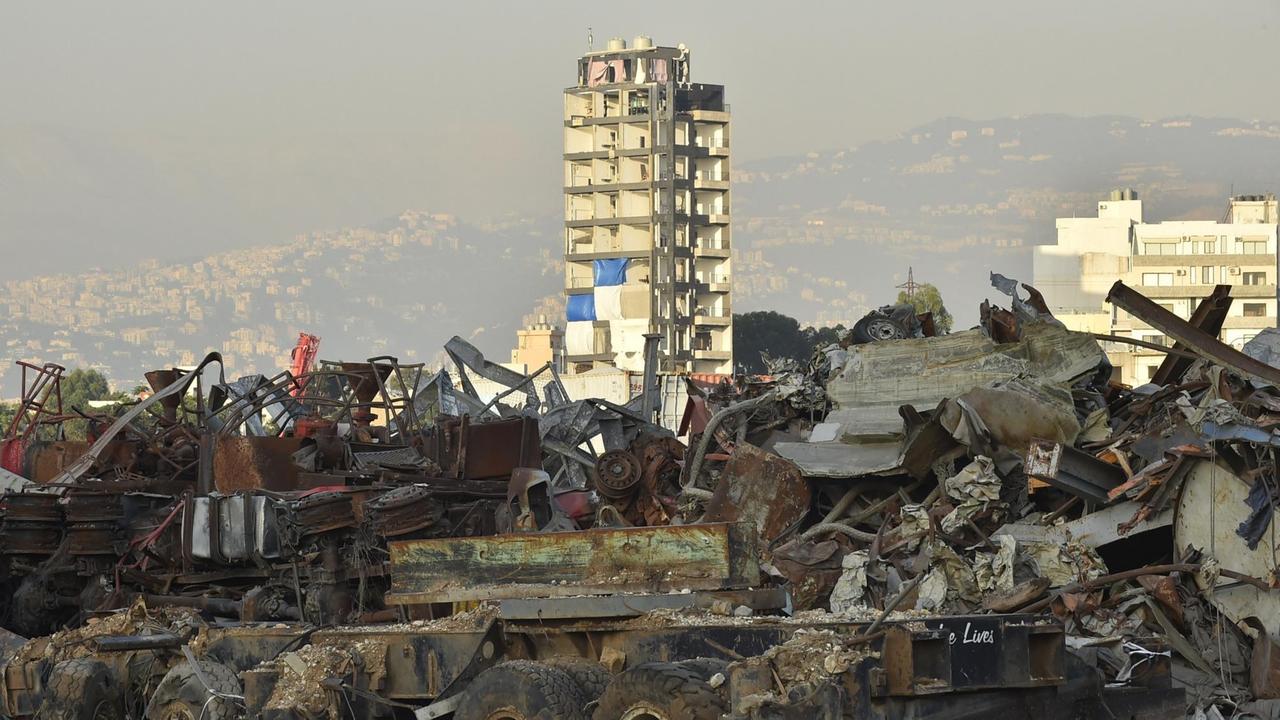 Zerstörte Fahrzeuge und Container liegen auch ein Jahr nach der verheerenden Explosion im Hafen von Beirut herum