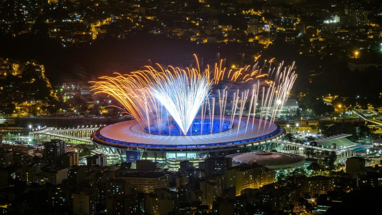 Sie sehen das Maracana-Stadion in Rio, es leuchtet ein Probe-Feuerwerk für die Eröffnungs-Feier.