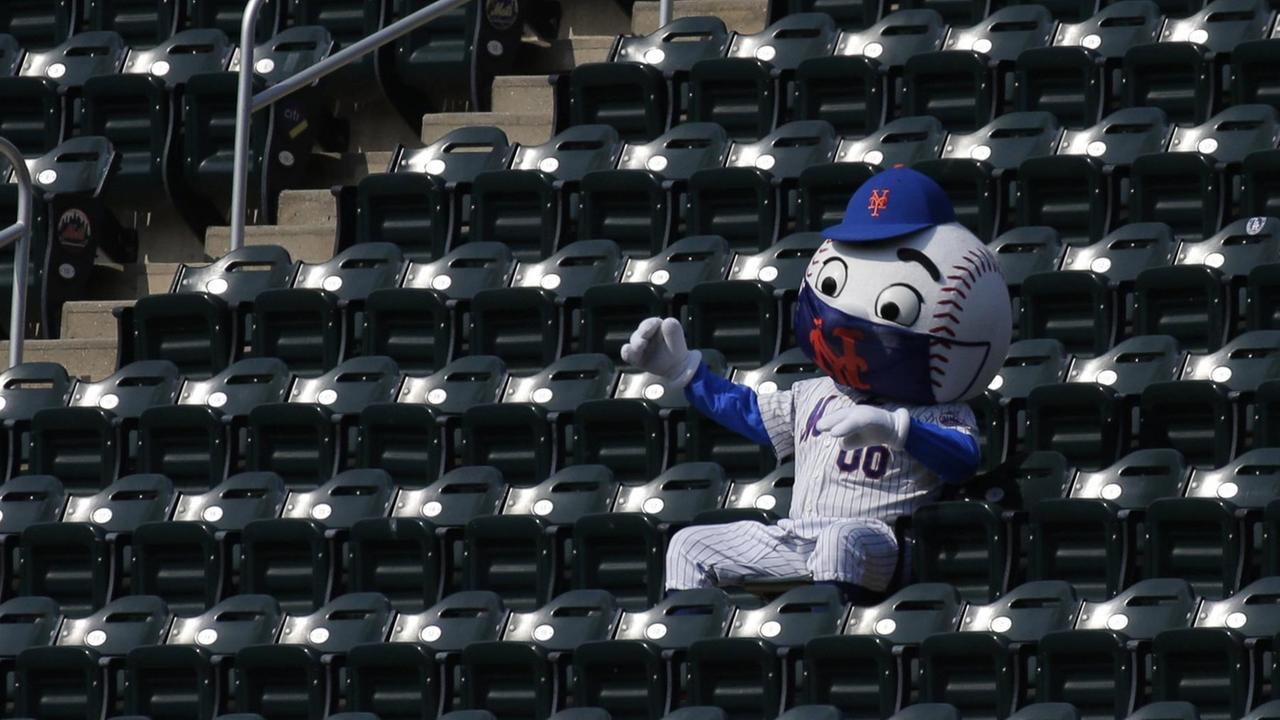 Das Maskottchen der New York Mets trägt Mundschutz auf der Tribüne.