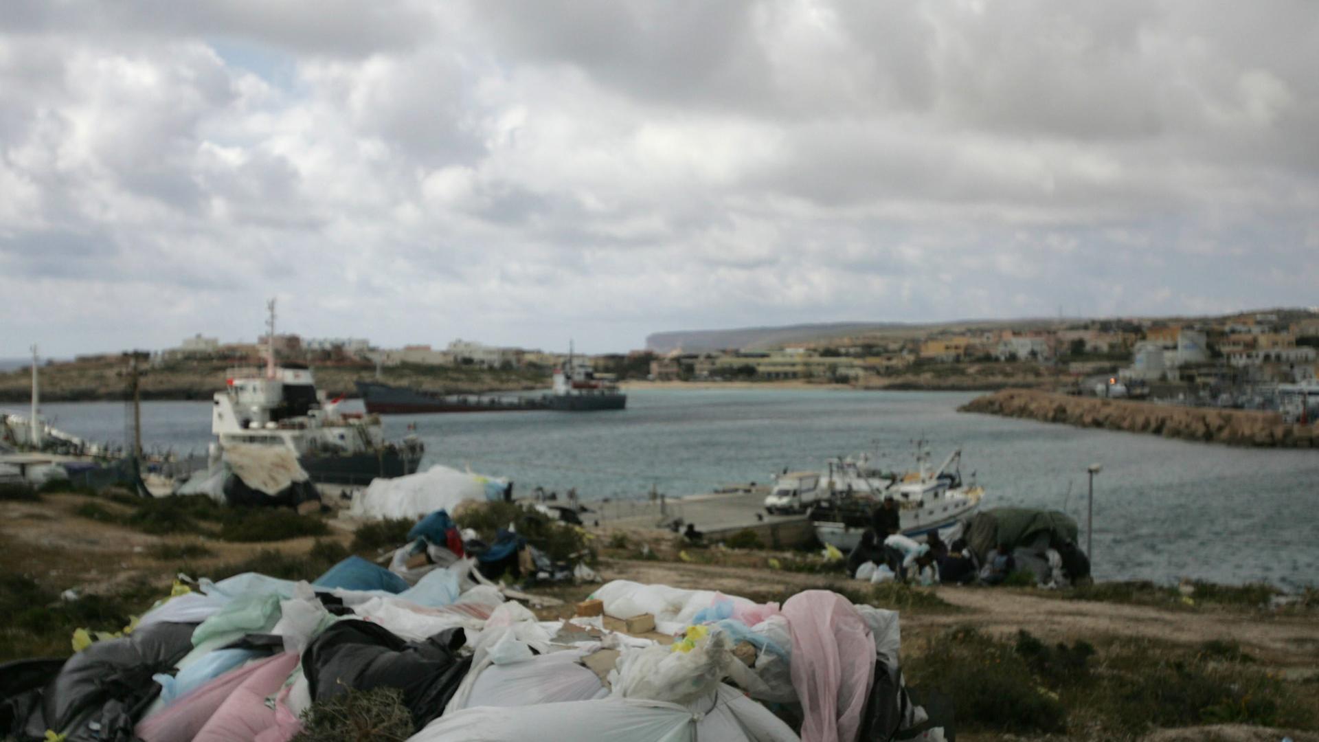 Flüchtlinge auf Lampedusa sind im März 2011 in provisorischen Zelten untergebracht