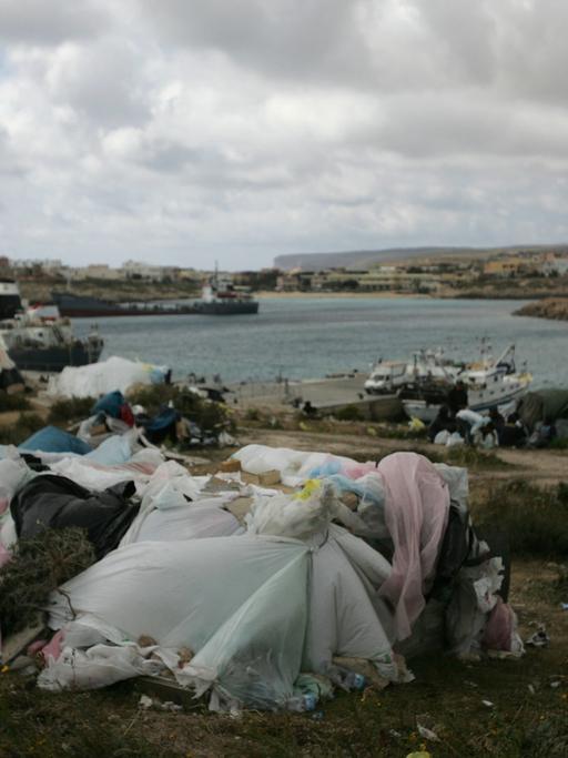 Flüchtlinge auf Lampedusa sind im März 2011 in provisorischen Zelten untergebracht