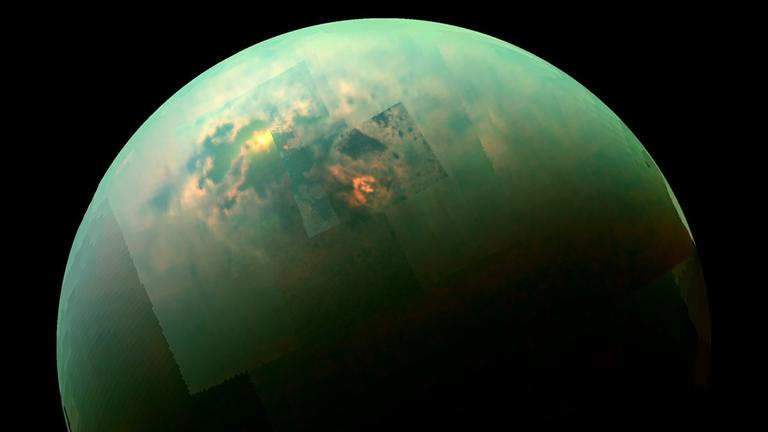 Das Licht der fernen Sonne spiegelt sich in den Methan-Seen auf der Oberfläche des Saturnmondes Titan