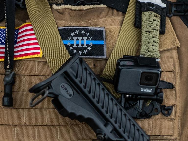 Ein Mitglied vom sogennanten National Patriotic Defense Team mit einem Aufnäher der Gruppierung "Three Percenters"