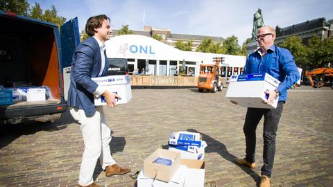 Die Journalisten Jan Roos and Thierry Baudet stehen Mitte September vor dem Parlament in Den Haag mit Unterschriften für eine Volksabstimmung über das Assoziierungsabkommen der EU mit der Ukraine.