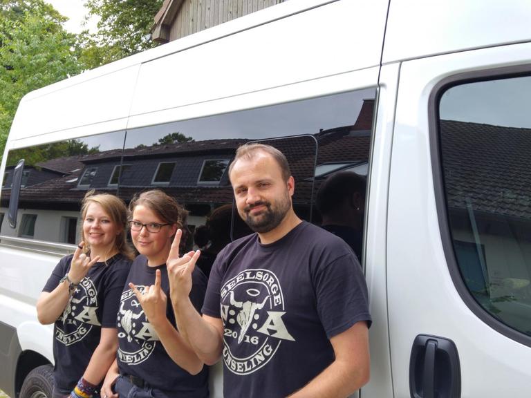 Drei aus dem Seelsorge-Team für das Metal-Festival in Wacken: Die Erzieherin Sunny Koglin, Pastorin Katharina Schunck und Diakon Mirco Pendrzinski.