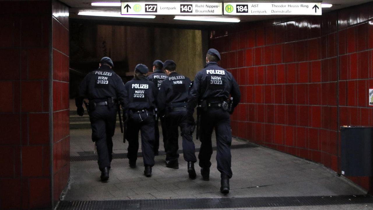 Polizeibeamte bei einem Kontrollgang in der U-Bahn-Station Ebertplatz in Köln