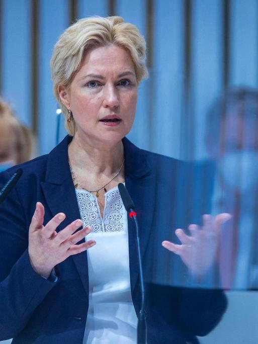 Manuela Schwesig (SPD), Ministerpräsidentin von Mecklenburg-Vorpommern, spricht am 11.03.2021 bei einer Sitzung des Landtags von Mecklenburg-Vorpommern.