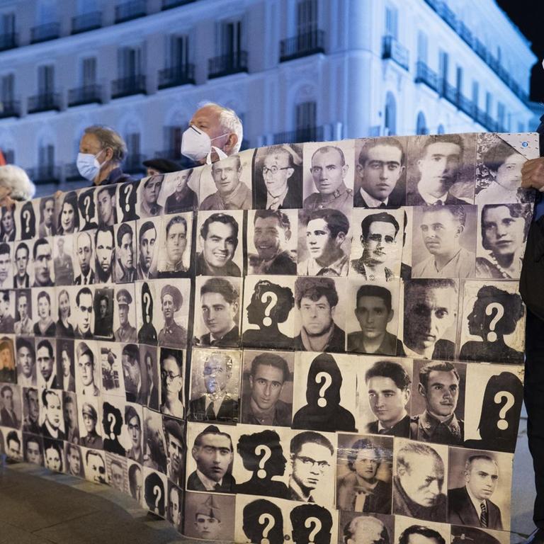 Vor dem Jahrestag des Todes des spanischen Diktators Franco haben Demonstranten in Madrid an die Opfer seiner Herrschaft erinnert 