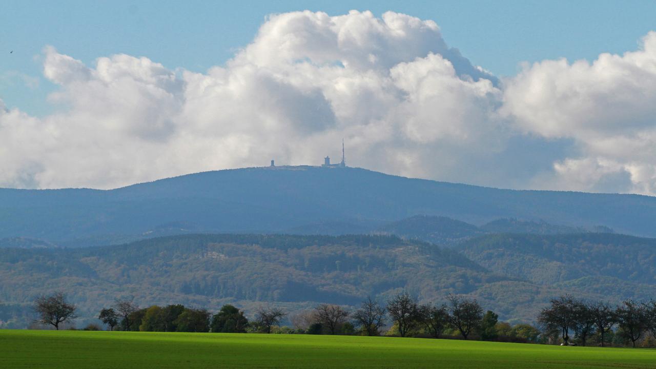 Wolken ziehen hinter dem Brocken bei Wernigerode (Sachsen-Anhalt) auf.