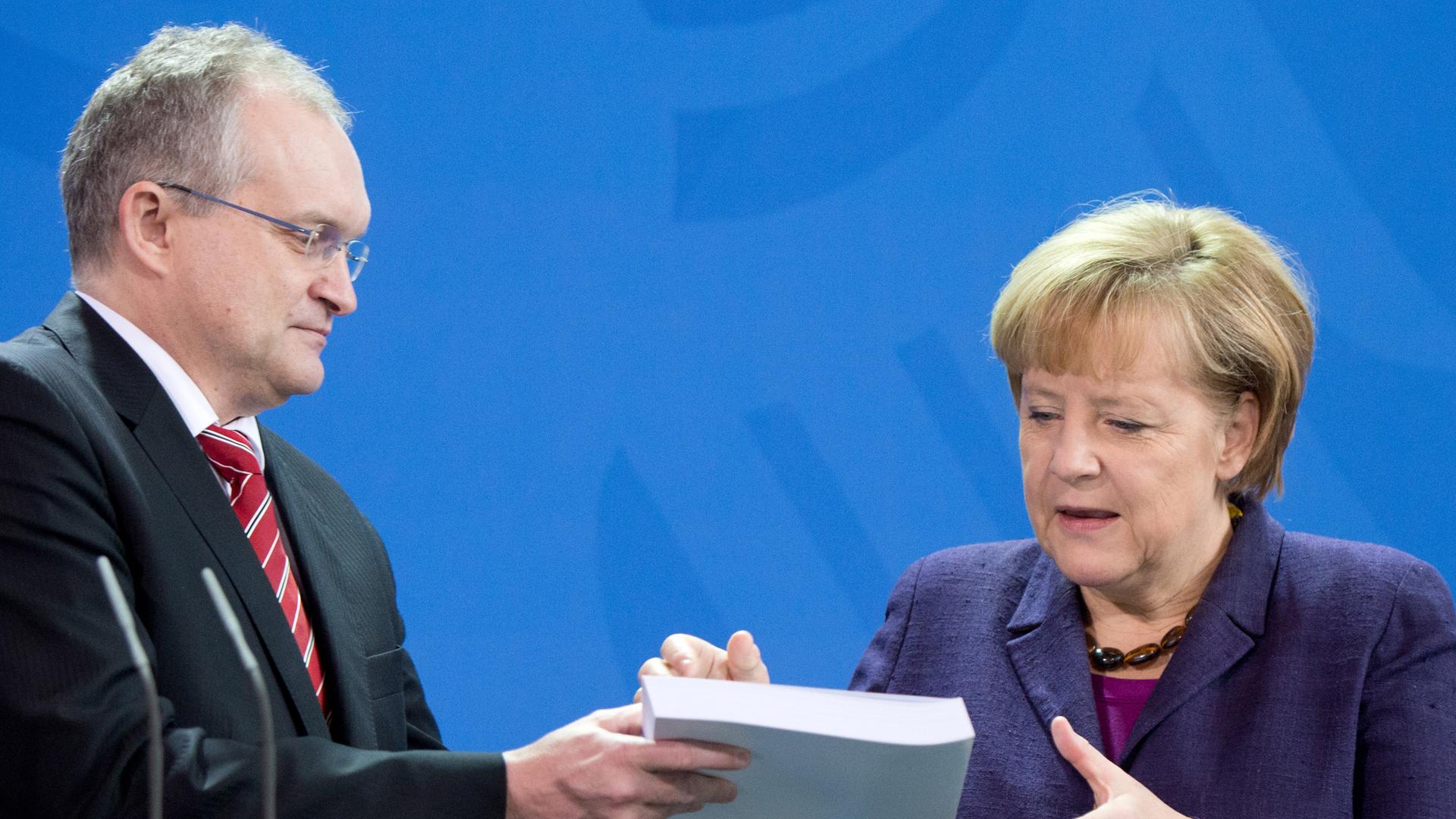 Der Wirtschaftsweise Christoph M. Schmidt, Präsident des Rheinisch-Westfälischen Instituts für Wirtschaftsforschung übergibt das Konjunkturgutachten an Bundeskanzlerin Angela Merkel. Der Wirtschaftsweise Christoph M. Schmidt, Präsident des Rheinisch-Westfälischen Instituts für Wirtschaftsforschung übergibt das Konjunkturgutachten an Bundeskanzlerin Angela Merkel.