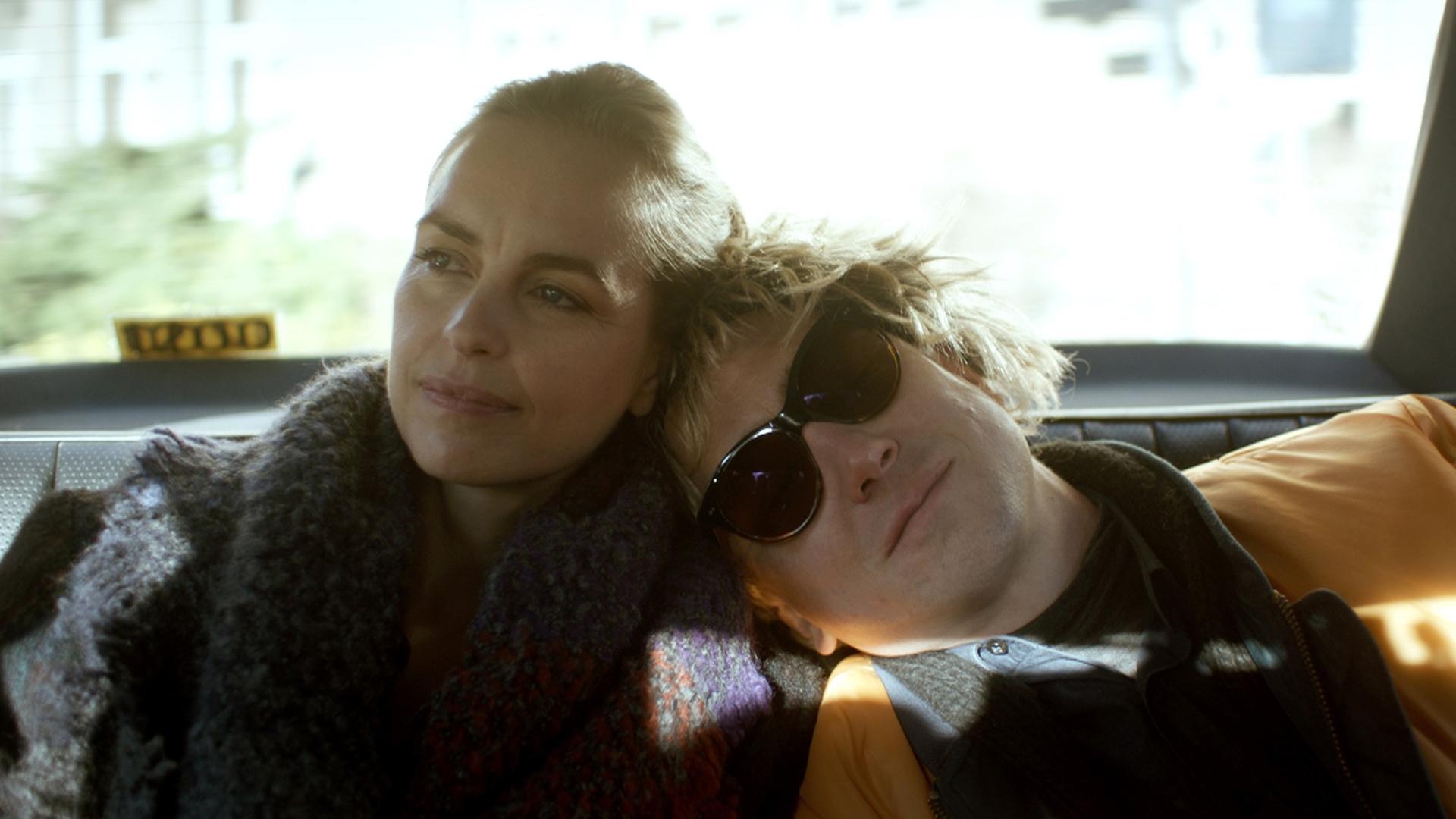 Nina Hoss und Lars Eidinger sitzen im Filmausschnitt des Berlinale Wettbewerbfilms "Schwesterlein" auf der Rückbank eines Taxis