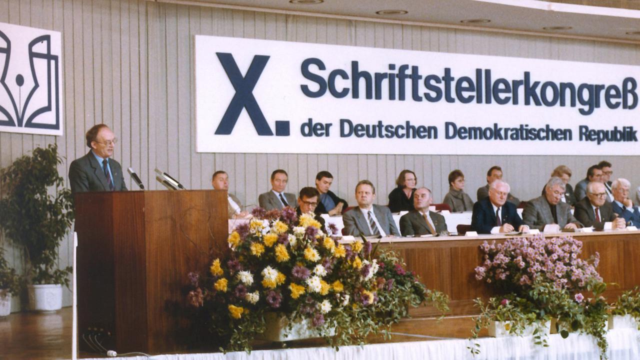 Hermann Kant (links) beim 10. Schriftstellerkongress der DDR am 24.11.1987 in Ost-Berlin