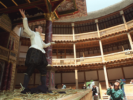 Szene aus "Henry V." von William Shakespeare im Globe Theatre London
