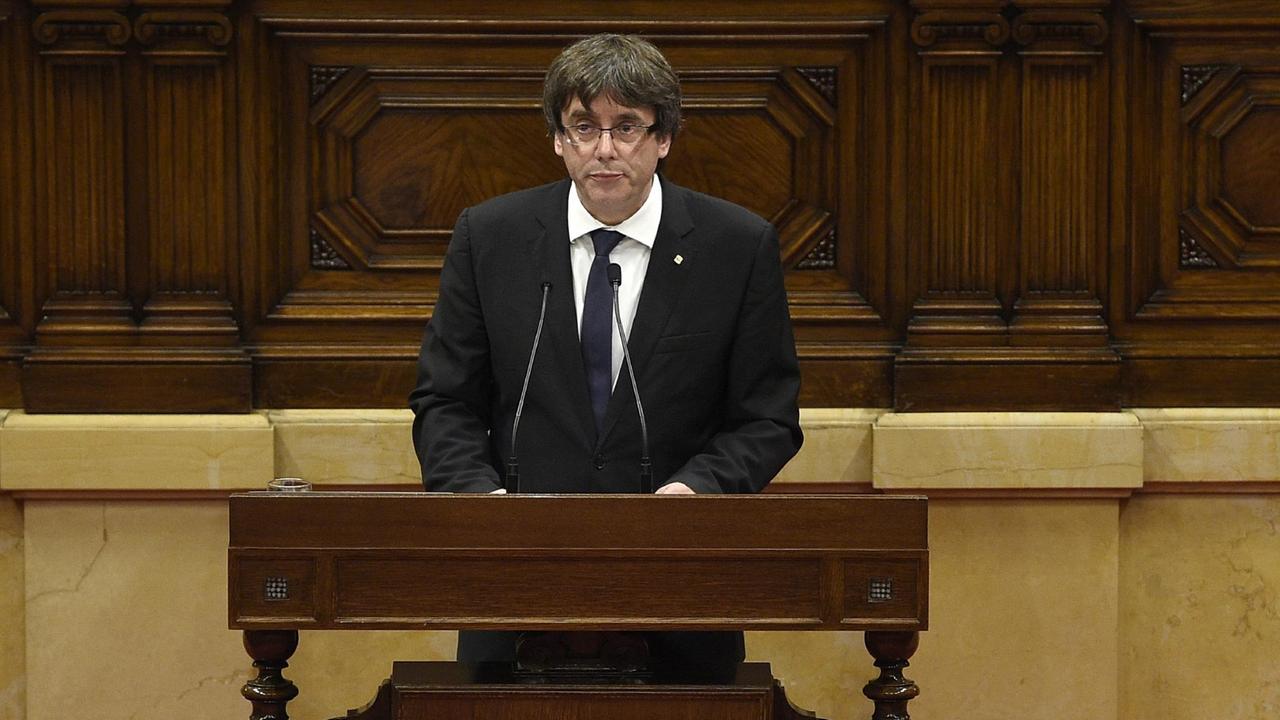 Der katalanische Regierungschef Carles Puigdemont steht am Rednerpult im Regionalparlament in Barcelona