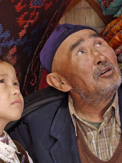 Umsunai und ihr Großvater in einer Szene des Films "Nomaden des Himmels" von Mirlan Abdykalykov