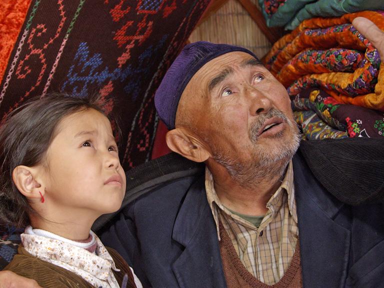 Umsunai und ihr Großvater in einer Szene des Films "Nomaden des Himmels" von Mirlan Abdykalykov