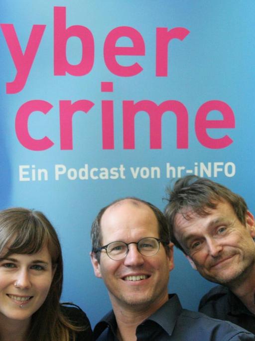 Die Redaktion von Cybercrime, einem Podcast von hr-info, vor dem Logo der Sendung. Henning Steiner (2.v.r) und Oliver Günther (ganz r.) sind die beiden Redakteure des Podcasts.